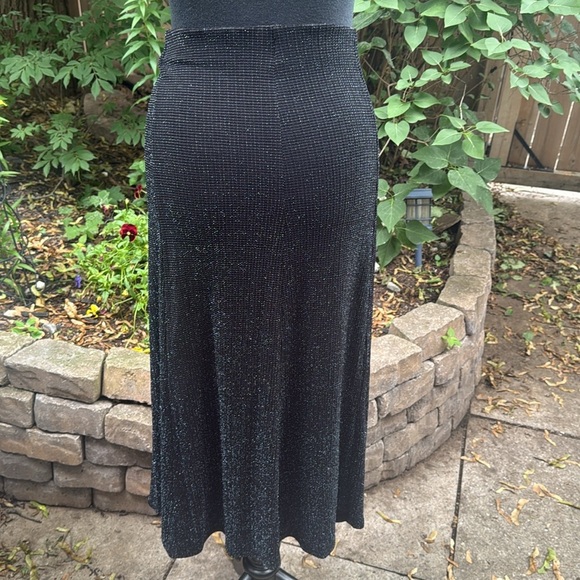 Elegant Glittery Slinky Black Maxi Skirt. Size Medium - Picture 4 of 7